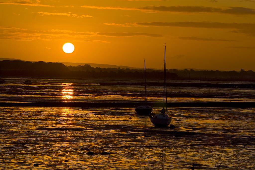 Langstone Quays Resort, Portsmouth Havant Bagian luar foto