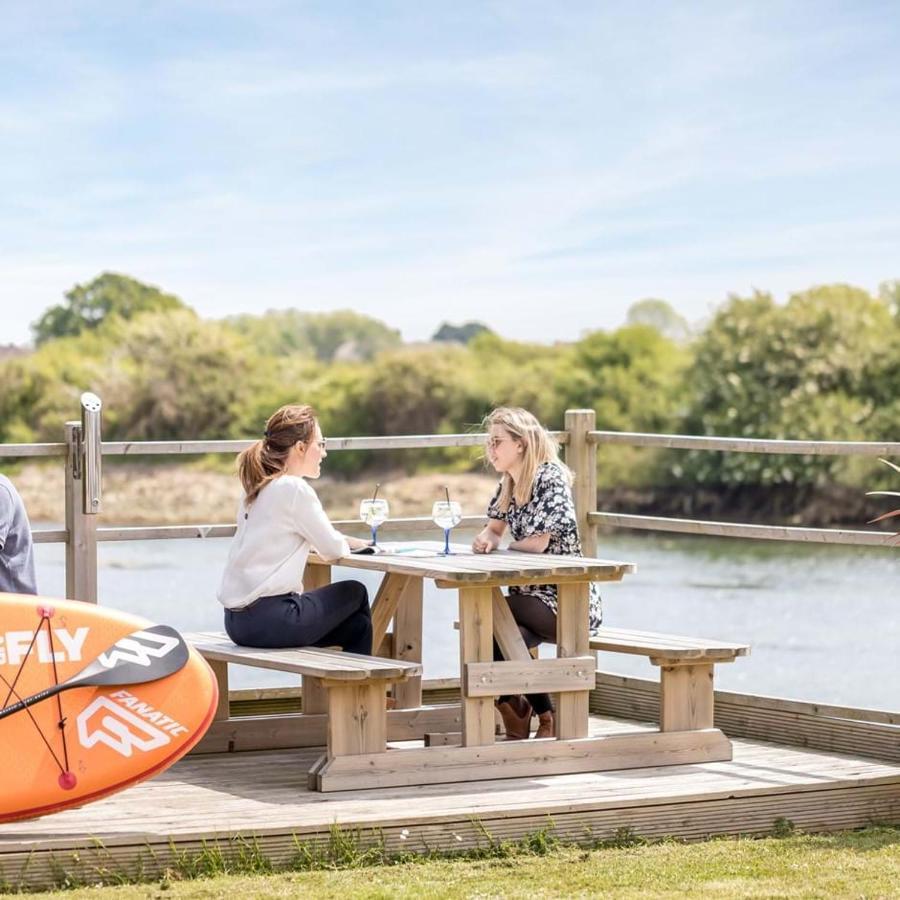 Langstone Quays Resort, Portsmouth Havant Bagian luar foto